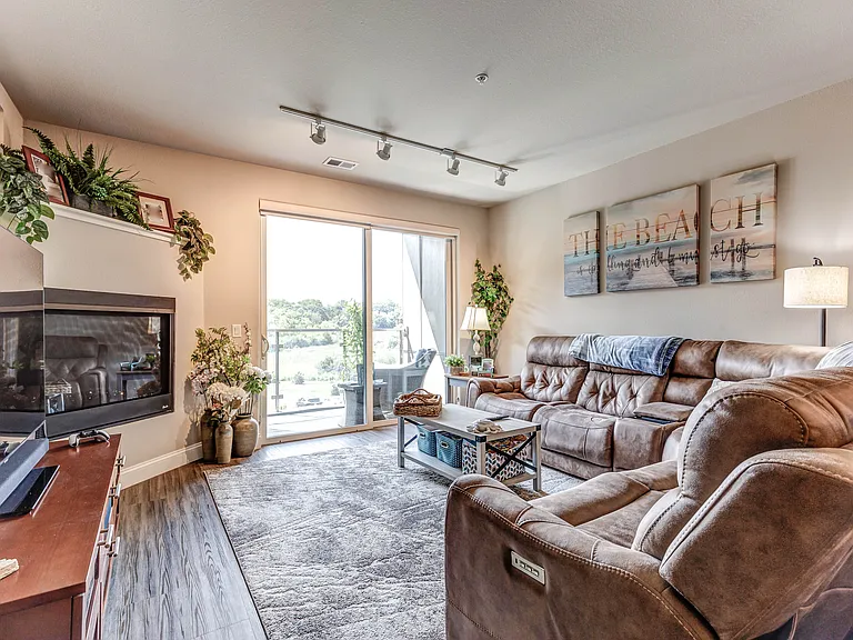 3bdrm with Fireplace
