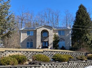 2 Apple Ln, West Milford, NJ 07480