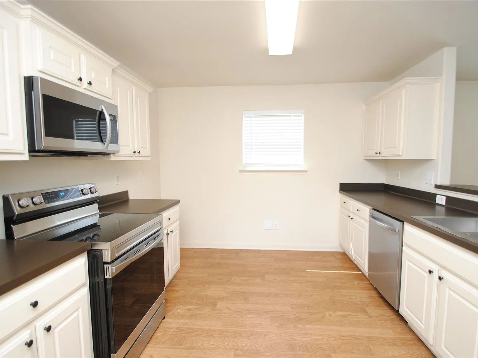 4 bed, 2.5 bath, 2061 sqft, $2,200 — Photo 3