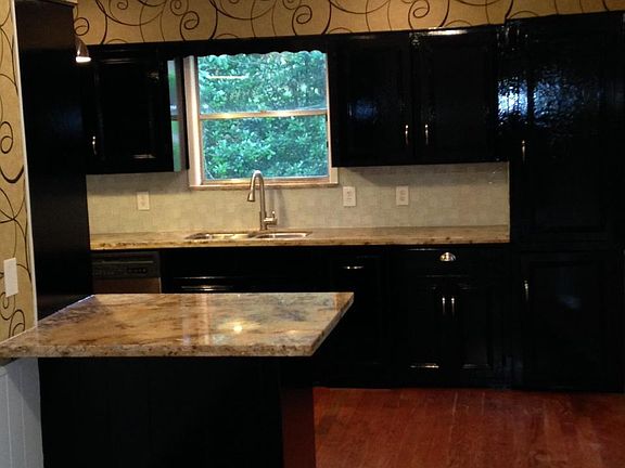 5th image of 851 Country Pl