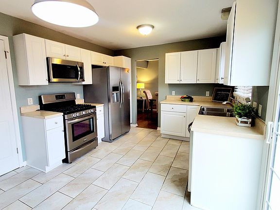 4th image of 7924 W Beechwood Ave