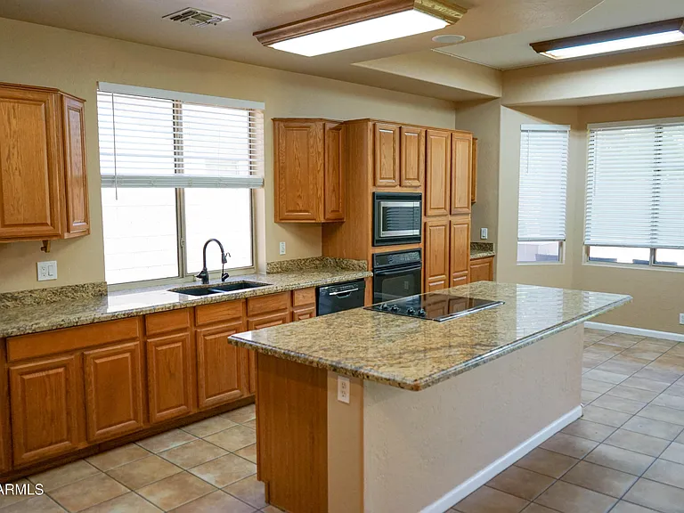 541 N Danielson Way — Photo 7