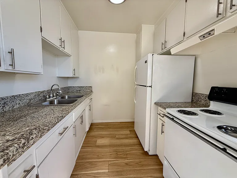 Vine Street Apartments — Photo 28