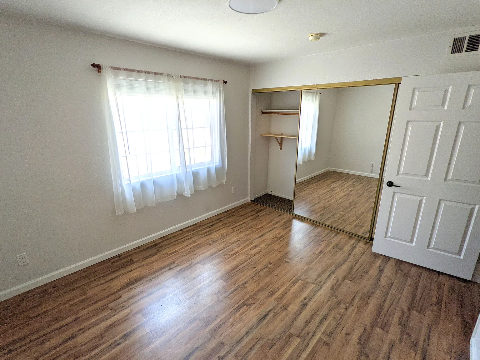 3 bed, 2.5 bath, 1306 sqft, $3,300 — Photo 3