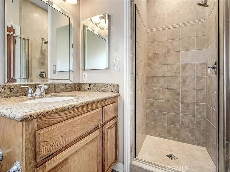 165 S Roosevelt Ave — Photo 7