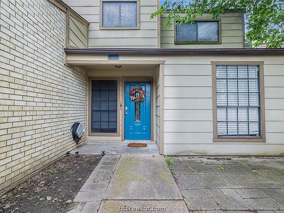 3rd image of 909 Westview St