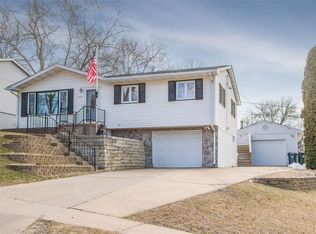 1657 20th St NW, Cedar Rapids, IA 52405