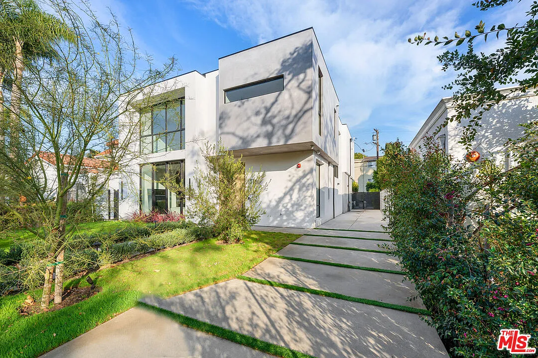 Photo 2 of 17 - 316 S Oakhurst Dr - Beverly Hills, CA Building Photo - 316 S Oakhurst Dr