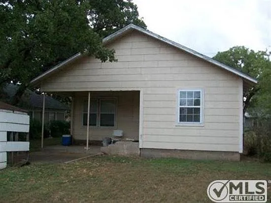 715 W Frey St — Photo 5
