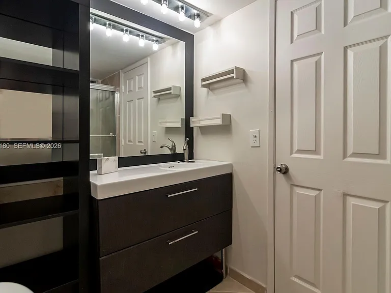 6770 Indian Creek Dr #8L — Photo 24
