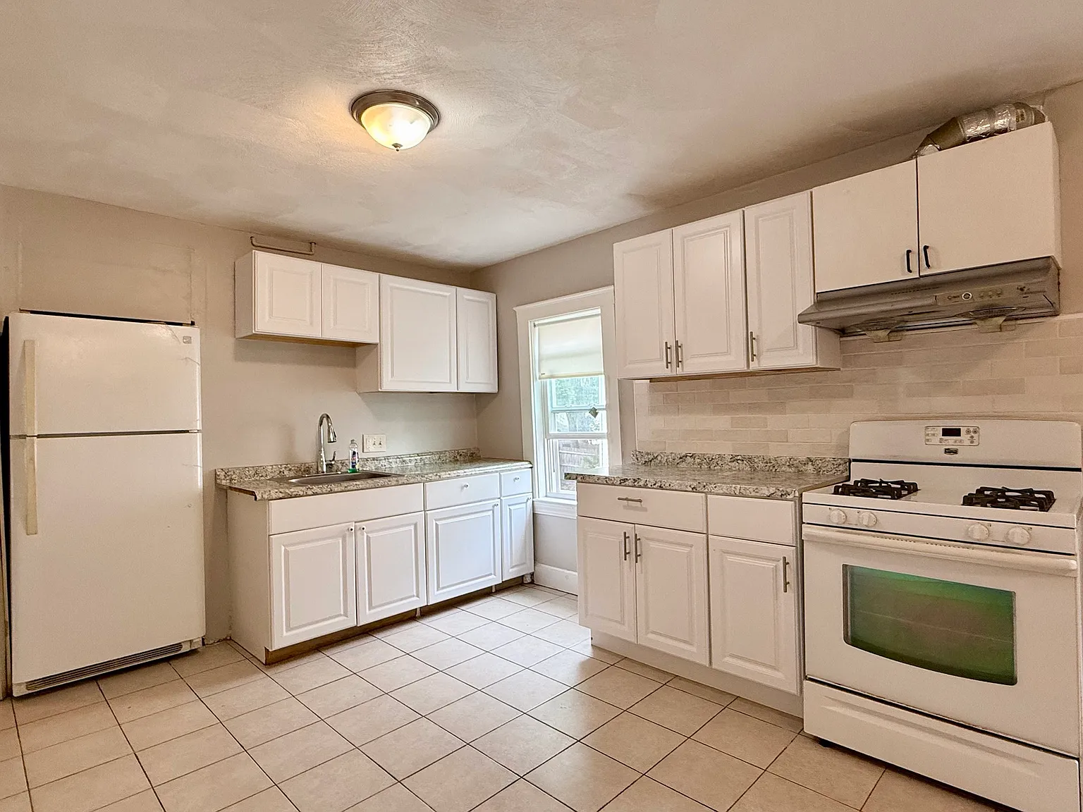 3 bed, 1.0 bath, 950 sqft, $3,000 — Photo 3