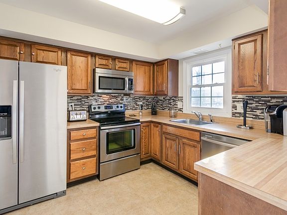 5th image of 310 Tuxford Pl