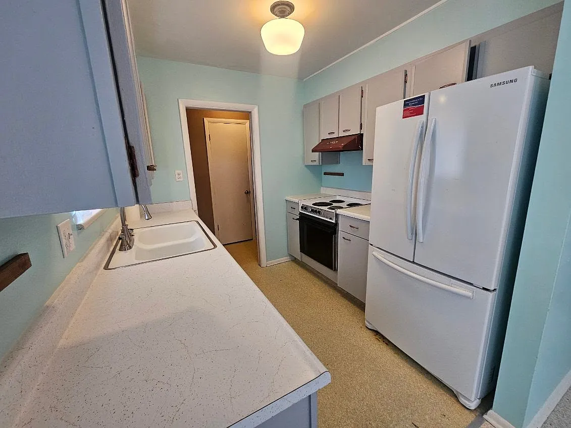 1096 Fraser Street - 1096 Fraser Street — Photo 2
