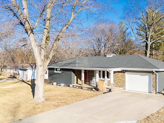 4th image of 526 N Lakeshore Dr