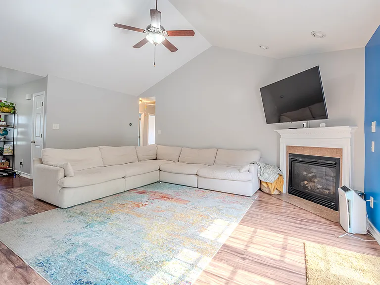 220 Dolphin Dr — Photo 5