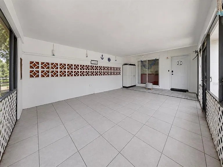 4933 Victoria Dr — Photo 6