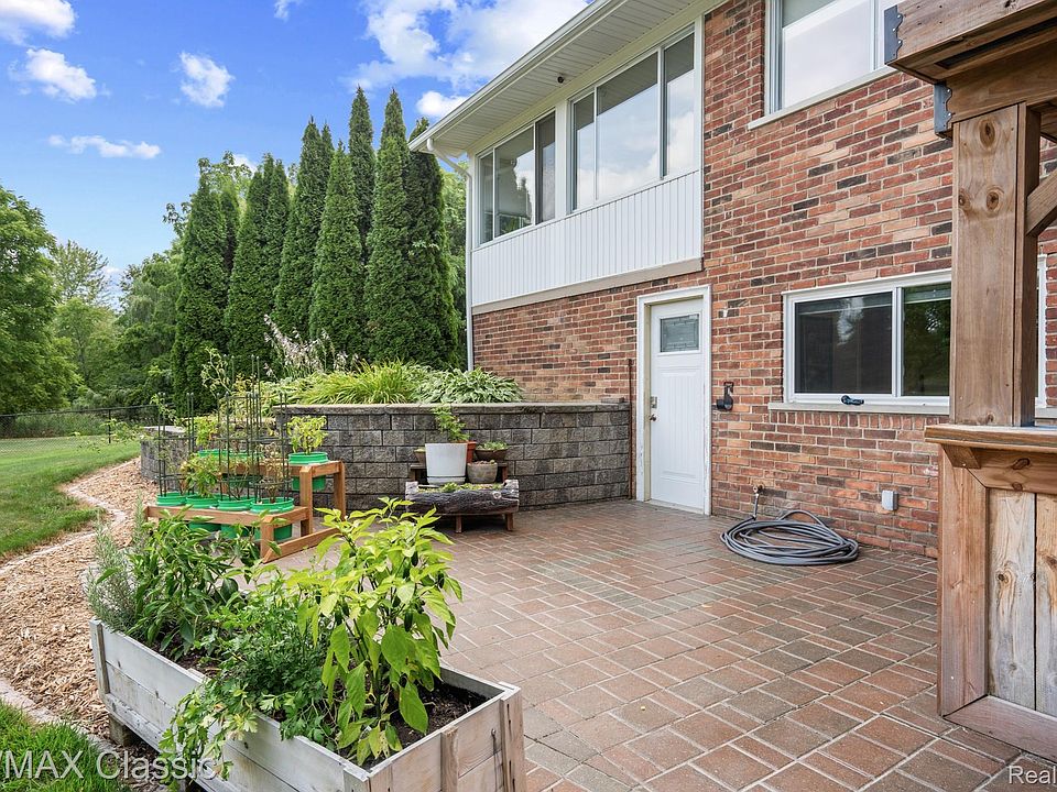 41700 W Eleven Mile Rd, photo 17