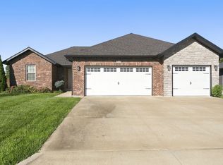 413 N Maplecrest Dr, Nixa, MO 65714