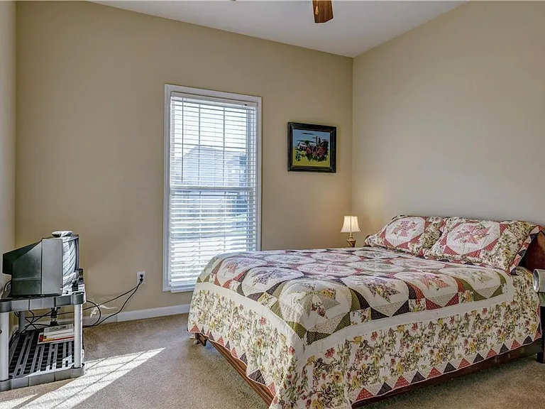310 Royallsprings Pkwy — Photo 29