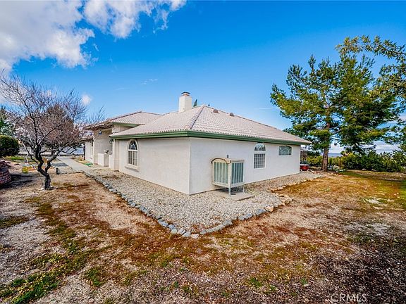 3rd image of 924 Juniper Rd