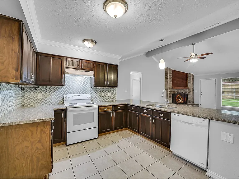 13618 Piney Oaks Dr — Photo 3
