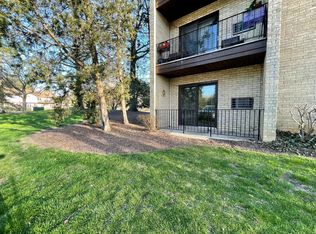 7211 Wolf Rd #102, Indian Head Park, IL 60525
