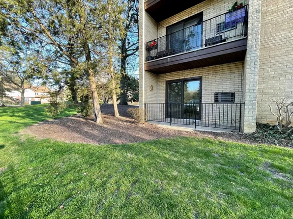 7211 Wolf Rd #102, Indian Head Park, IL 60525