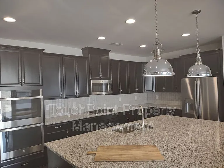 906 Acorn Way — Photo 3