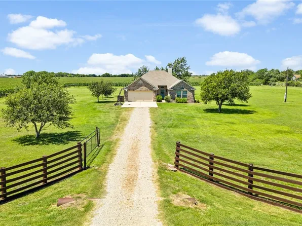 120 Hengst Rd, Port Lavaca, TX 77979
