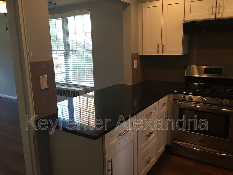 1610 Kenwood Ave — Photo 7