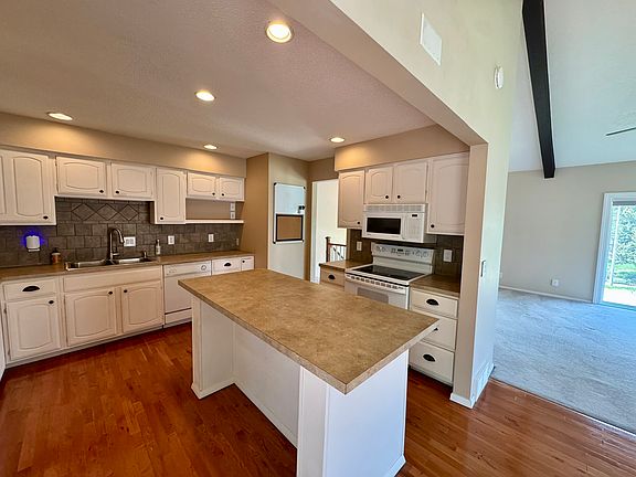2nd image of 804 Mohanna Pl
