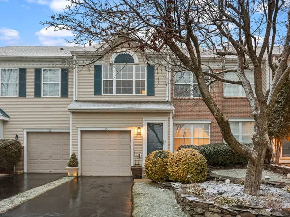 15 Honey Locust Ln, Newtown, PA 18940