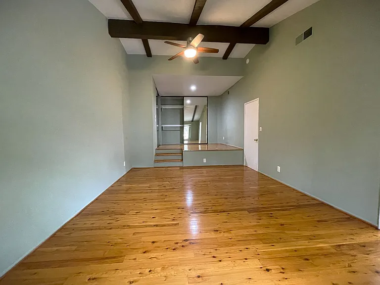 7100 Balboa Blvd #104 — Photo 7