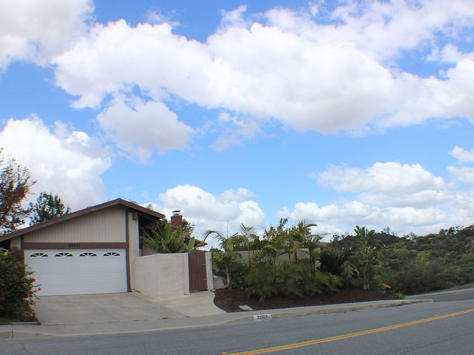 Corner lot, remodeled & view