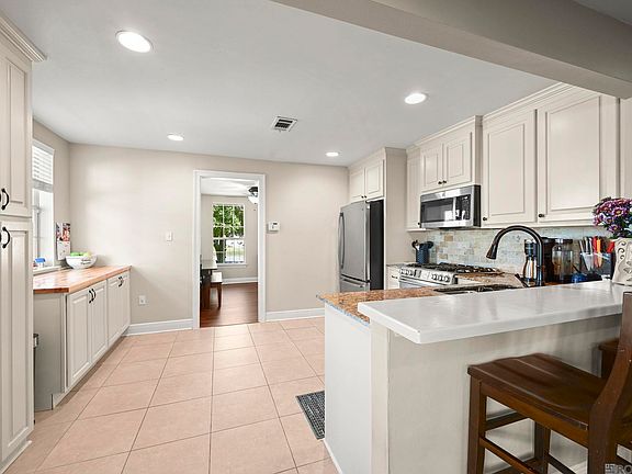 3rd image of 4724 Orchid St