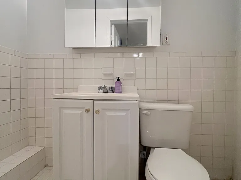 255 E 10th St #1C — Photo 5