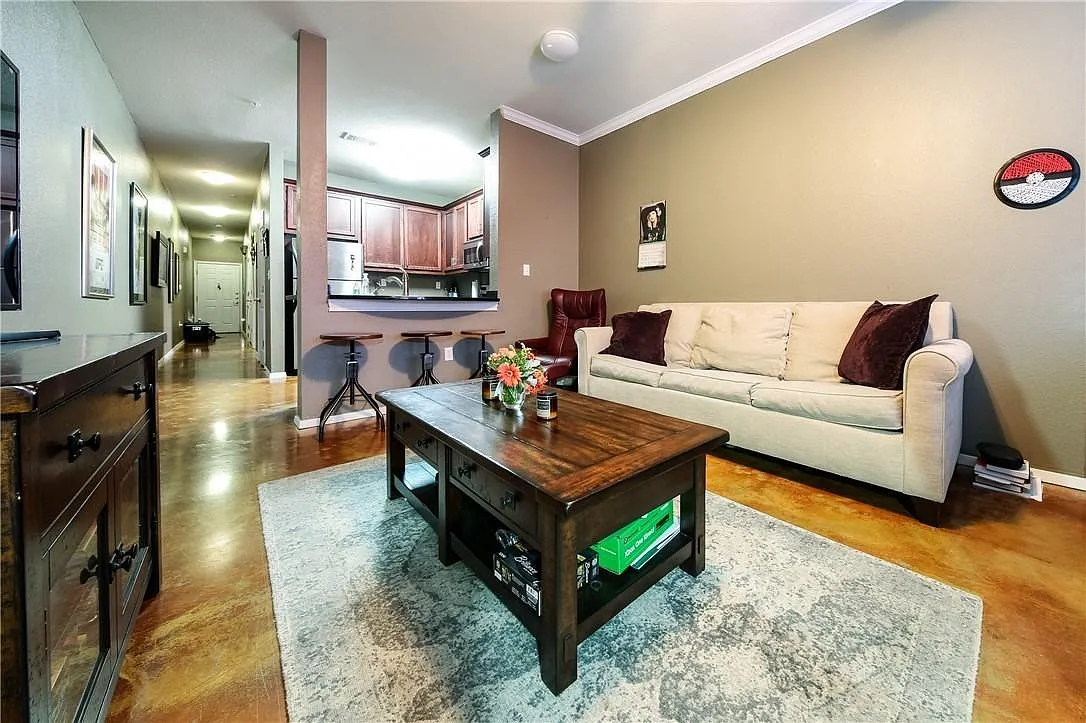 Unit Photo - 910 W 25th St #209