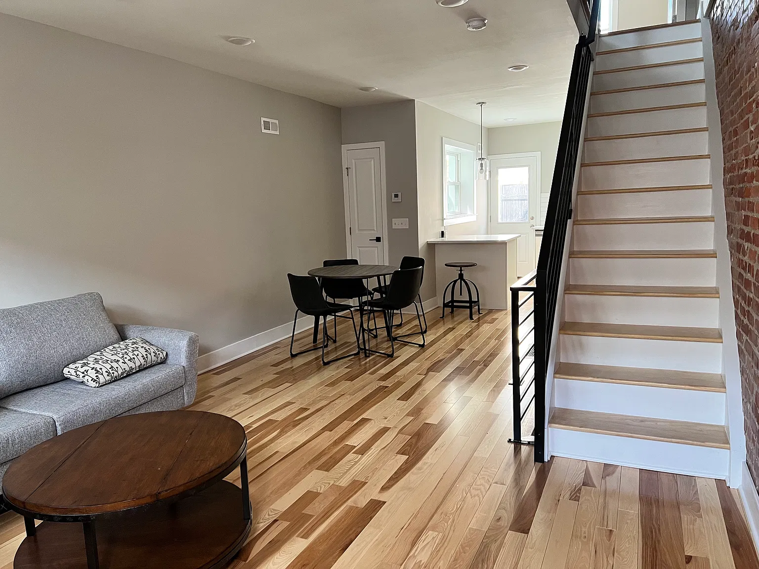 2 bed, 900 sqft, $1,995 — Photo 2
