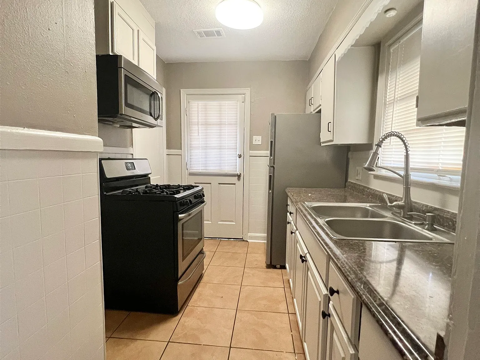 2 bed, 1.0 bath, 875 sqft, $1,100 — Photo 3