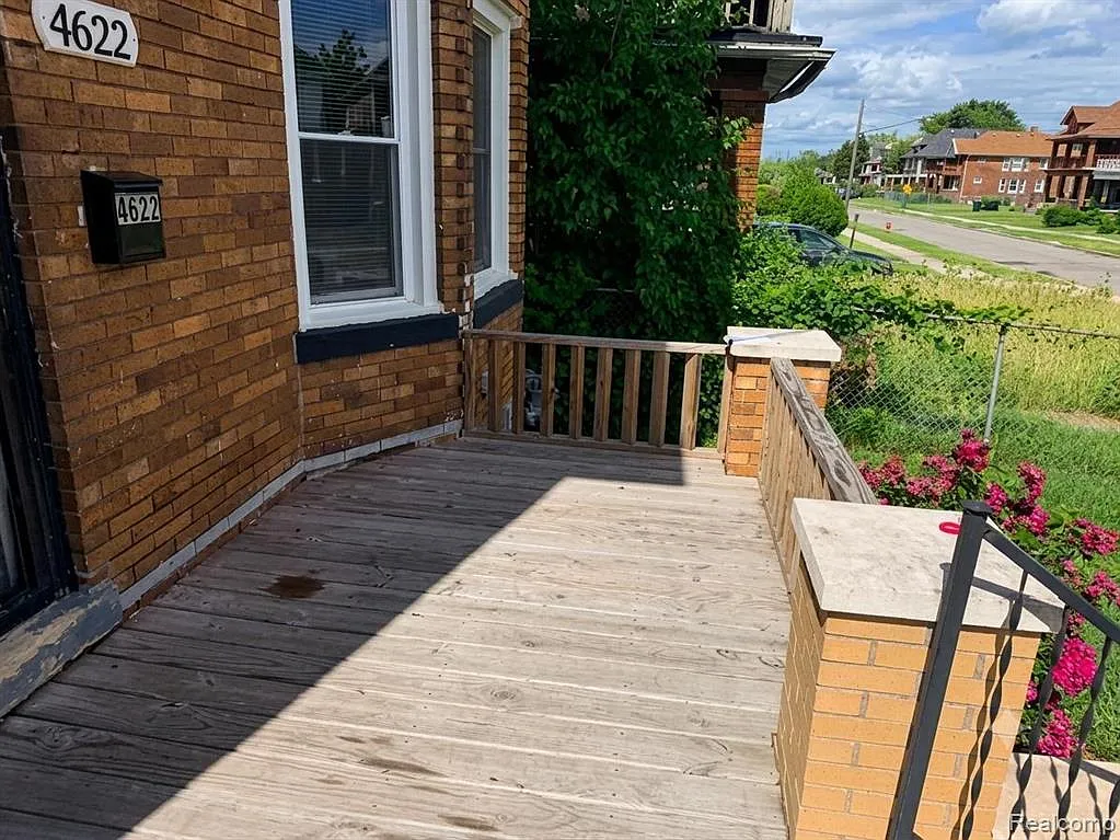 2 bed, 1.0 bath, 3492 sqft, $1,250 — Photo 2