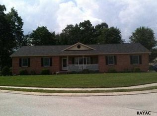 90 Oak Dr, New Oxford, PA 17350