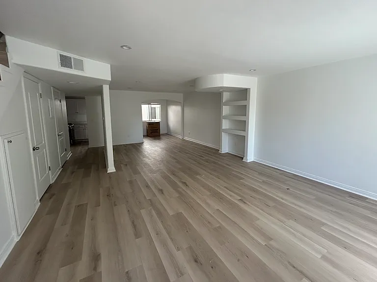 14359 Haynes St #5 — Photo 2