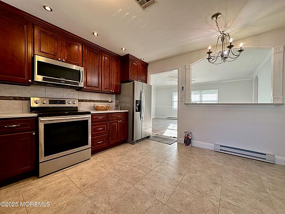 3rd image of 936B Thornhill Court