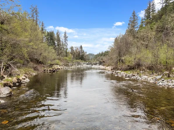 3134 W Evans Creek Rd, Rogue River, OR 97537