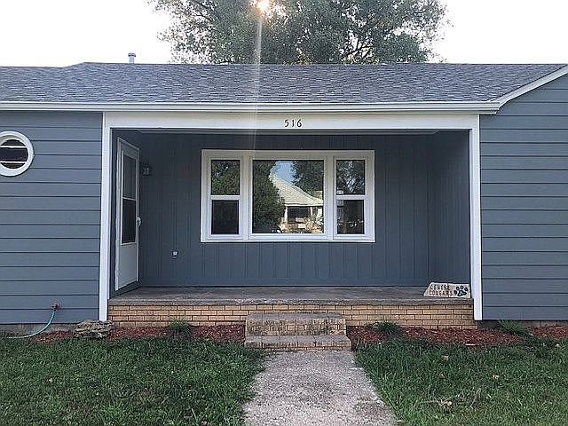 Adorable front porch!