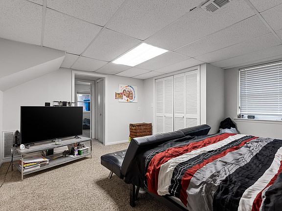 4th image of 486 E Sharon Cir