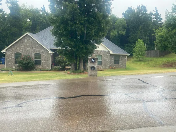 410 Redbud Ln, Guthrie, OK 73044