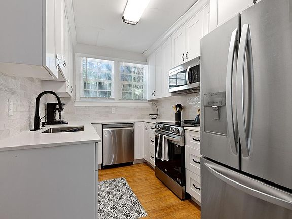 5th image of 209 Lytton Ct
