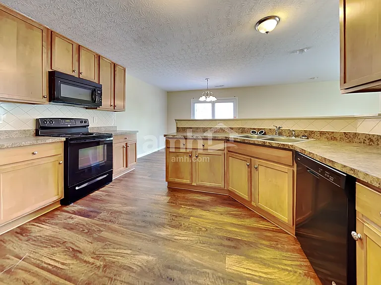 320 Hennepin Dr — Photo 3