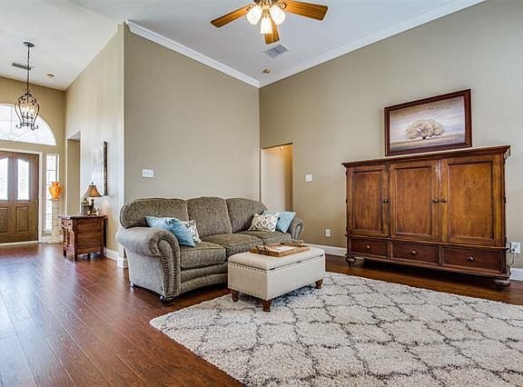 3rd image of 1417 Primrose Ln